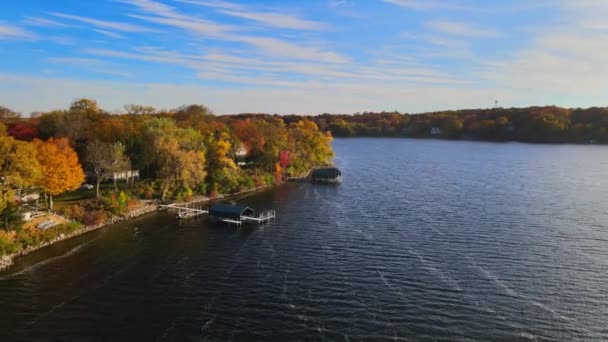 Lake Home Mit Pier Lake Minnetonka Minnesota Einem Sonnigen Herbstnachmittag — Stockvideo