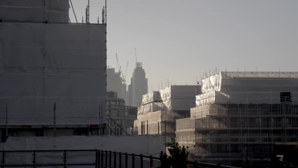Λευκό Πλαστικό Scaffold Φύλλο Που Καλύπτει Millbank Διαμερίσματα Και Flying — Αρχείο Βίντεο