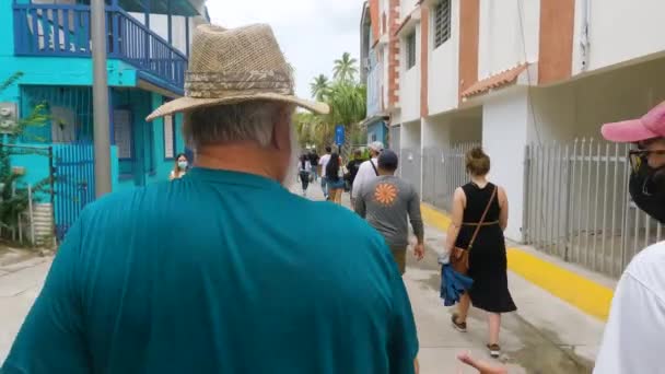 Turguide Förklarar Boqueron Puerto Rico Historia Till Turisten När Går — Stockvideo