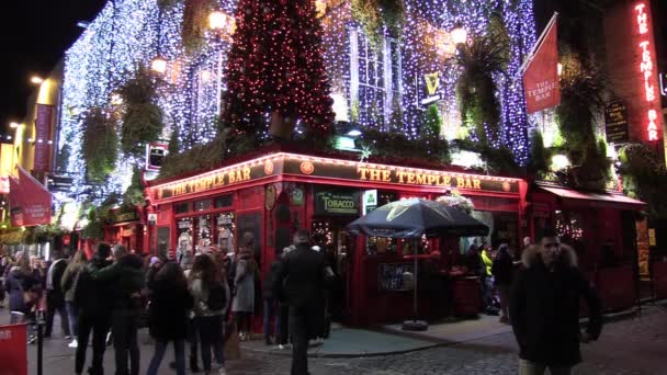 Dublín Temple Bar Por Noche Con Gente Que Pasa Por — Vídeo de stock