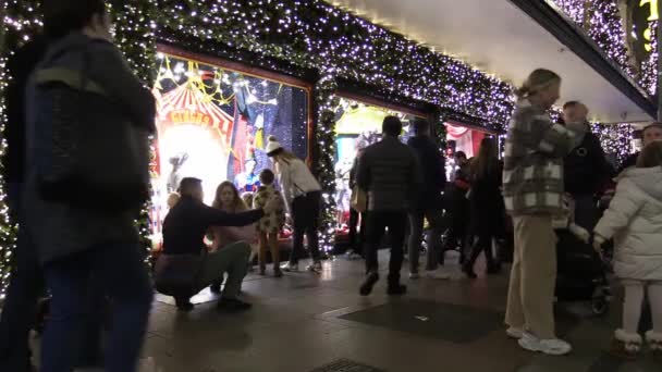 Arnott Winkel Met Voorbijgangers Vanuit Een Andere Hoek — Stockvideo