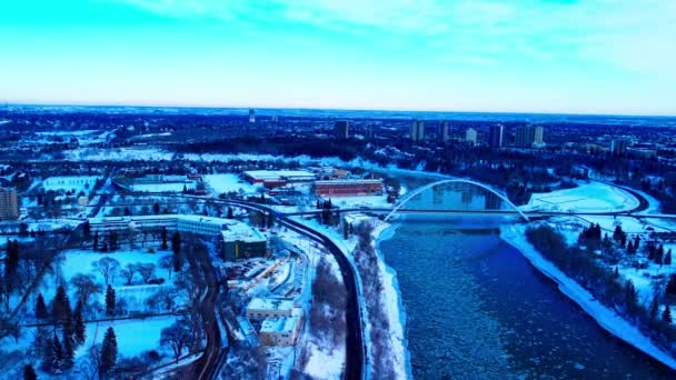 Luchtfoto Van Winter Panoramisch Vliegen North Saskatchewan River Van Noord — Stockvideo