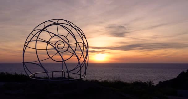 Pôr Sol Deslumbrante Escultura Concha Metálica Com Fundo Paisagem Marinha — Vídeo de Stock