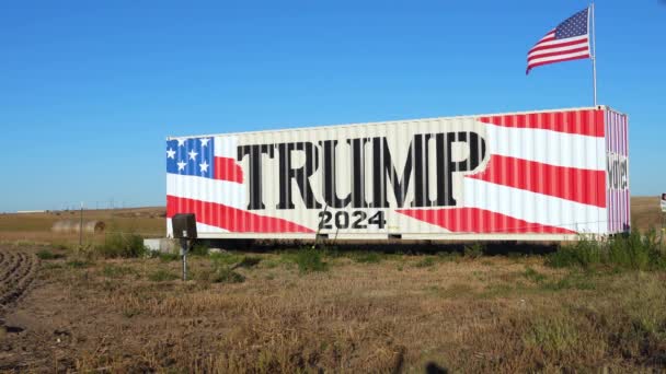 Giant Donald Trump 2024 Presidentens Valkampanj Sign Med Amerikansk Flagga — Stockvideo