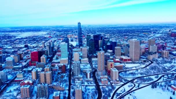 冬季空中飞越埃德蒙顿市中心 俯瞰着从南侧到北侧的建筑物 摩天大楼盖满了摩天大楼 背景为老机场2 — 图库视频影像