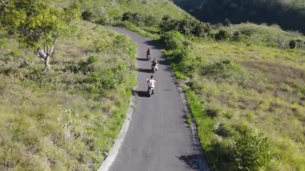 Drone Gruppo Turisti Che Guidano Scooter Una Strada Nusa Penida — Video Stock