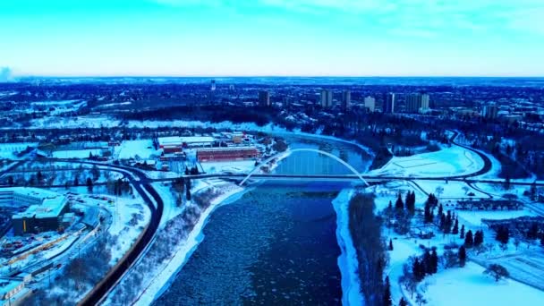 Vuelo Aéreo Invierno Sobre Norte Saskatchewan Hacia Puente Walter Dale — Vídeo de stock