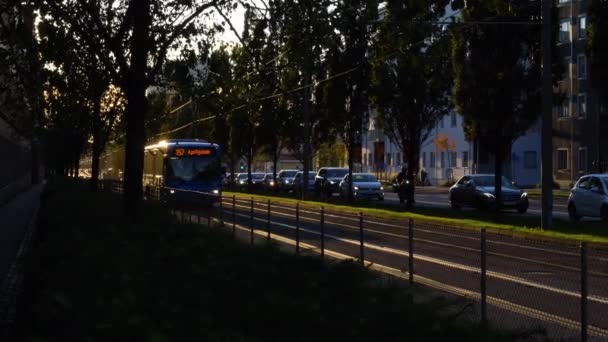 Slow Motion Shot Movendo Blue Bus Com Reflexos Luz Dourada — Vídeo de Stock