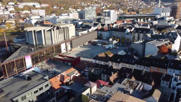 グリーガレン コンサートホールベルゲン ノルウェー コンサートハウスとその周辺の高高度空撮 — ストック動画