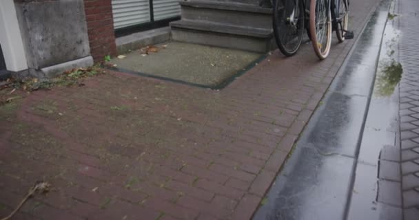 Motorky Amsterdam Zaparkované Kanálu Pohybující Gimbal Výstřel Kanálu Dům Schodiště — Stock video