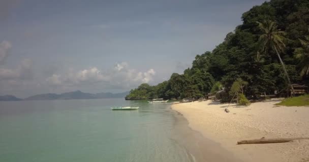 Hermoso Paisaje Una Playa Vacía Una Isla Tropical Plano Aéreo — Vídeos de Stock