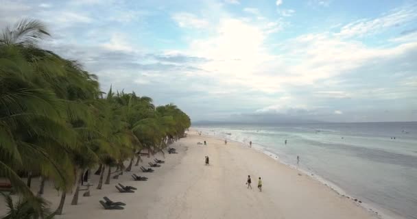 Trópusi Strand Turistákkal Élvezi Nyári Vakáció Alatt Légi Drón Lövés — Stock videók