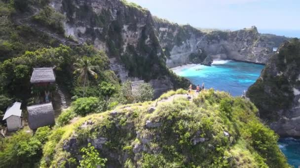 Létání Kolem Vrcholu Kopce Stromového Domu Tisíce Ostrovů Viewpoint Nusa — Stock video