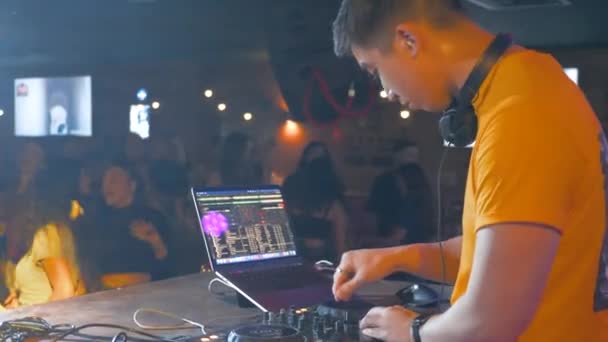 Een Club Die Muziek Speelt Met Mixer — Stockvideo