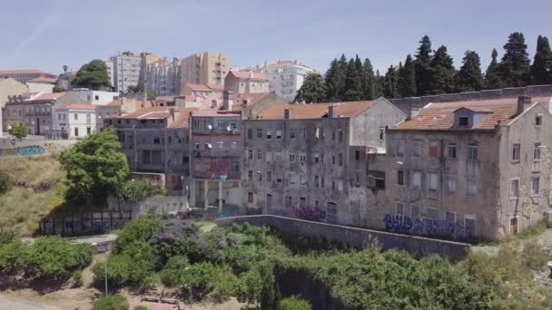 在里斯本被称为葡萄牙毒品危机震中的Casal Ventoso地区 无人机对倒塌建筑物进行空中跟踪拍摄 慢慢从右到左跟踪 — 图库视频影像