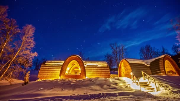 Kirkenes Snowhotel Ahşap Kulübeleri Dış Görünüş Gece Aydınlatma Norveç Kış — Stok video