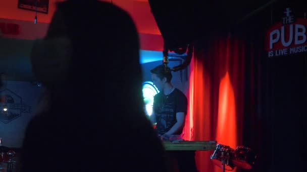 Club Tocando Música Con Mezclador — Vídeo de stock