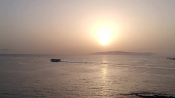 Einsames Boot Ozeanwasser Mit Inselsilhouette Luftaufnahme — Stockvideo