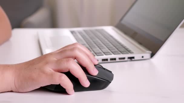Közelkép a nő használja a számítógép egérrel. Üzletasszony kéz segítségével egér dolgozik notebook