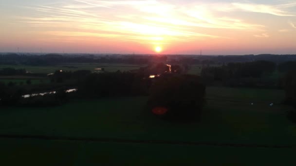Aerial Malejący Widok Wsi Kablami Wieży Telefonicznej Niesamowity Zachód Słońca — Wideo stockowe