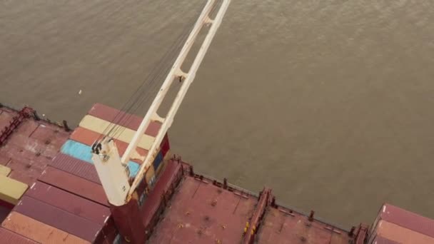 Κηφήνας Που Πετά Πάνω Από Φορτηγό Πλοίο Στο Λιμάνι Της — Αρχείο Βίντεο