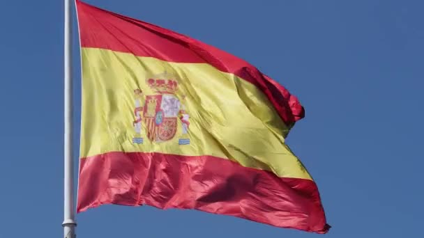 西班牙国旗在蓝天飘扬 静态观点 — 图库视频影像