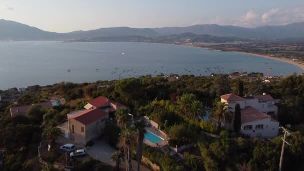 Huis Met Zwembad Met Uitzicht Kalme Blauwe Zee Ajaccio Corsica — Stockvideo