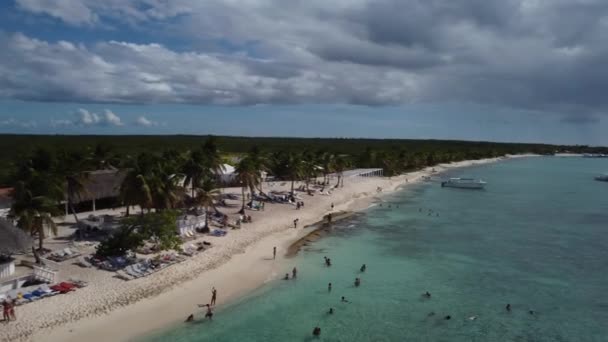 Personas Bañándose Tomando Sol Playa Isla Catalina Romana Vista Aérea — Vídeos de Stock