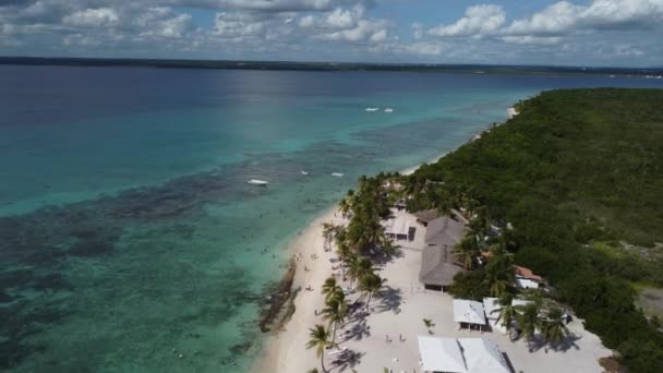 Légi Visszafelé Turisztikai Falu Karib Tenger Fehér Strandján Catalina Sziget — Stock videók