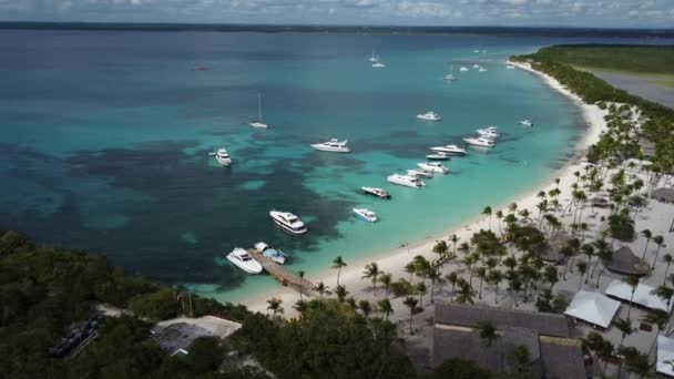 Barcos Luxo Atracados Praia Ilha Catalina Romana República Dominicana Órbita — Vídeo de Stock