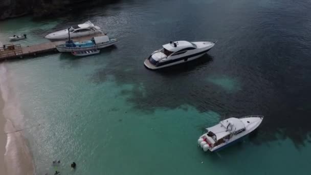 Luxury Motorboat Moored Blue Seawater Catalina Island Aerial Approach — Stock Video