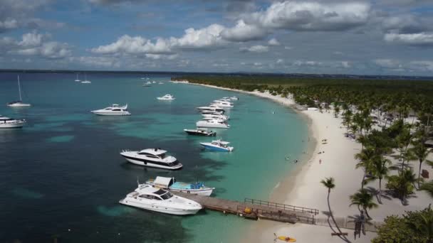 Båtar Förtöjda Vid Catalina Island Beach Och Omgivande Landskap Dominikanska — Stockvideo