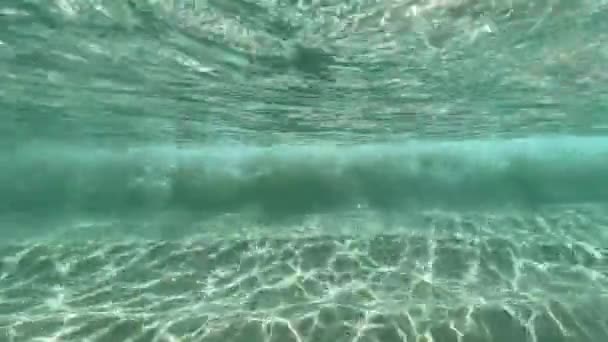 Υποβρύχια Κάμερα Αναδύεται Από Θάλασσα Του Νησιού Καταλίνα Δομινικανή Δημοκρατία — Αρχείο Βίντεο