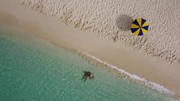 Dos Personas Bañándose Aguas Turquesas Playa Isla Catalina Romana Sobrecarga — Vídeo de stock