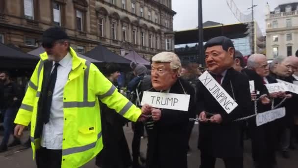 Demonstranten Verkleed Als Wereldleiders Worden Geleid Door George Square — Stockvideo