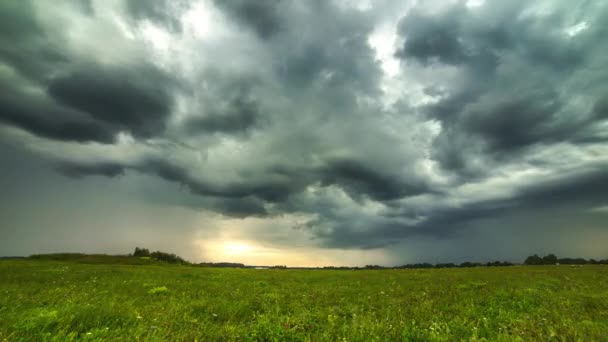 Gebouw Moties Storm Bewolkt Gezwollen Pluizig Witte Wolken Hemel Tijd — Stockvideo