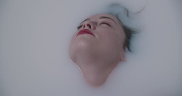 Süt Banyosunda Güzel Bir Manken Kız Yüz Teması Kaplıca Cilt — Stok video