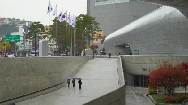 Gente Caminando Con Sombrillas Dongdaemoon Design Plaza Día Lluvioso Seúl — Vídeos de Stock
