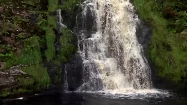 Tilt Shot Dirty Water Splashing Natural Waterfall Irish Mountains Slow — Vídeos de Stock