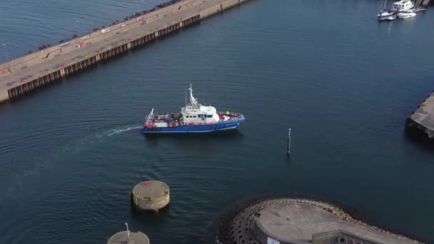 Luchtfoto Van Een Vissersboot Die Een Zonnige Dag Haven Van — Stockvideo