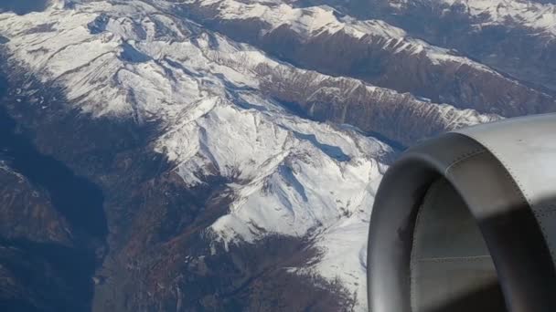 Primer Plano Turbina Avión Visto Través Ventana Con Picos Nevados — Vídeos de Stock