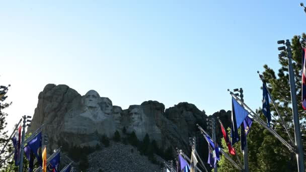 ラシュモア山国立記念碑 サウスダコタ州 アメリカの大統領と州旗の石の彫刻でパスウェイ 静的ビューに刻まれた — ストック動画