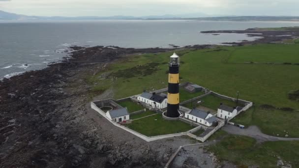 Vista Aérea Del Faro John Point Día Nublado County Irlanda — Vídeos de Stock