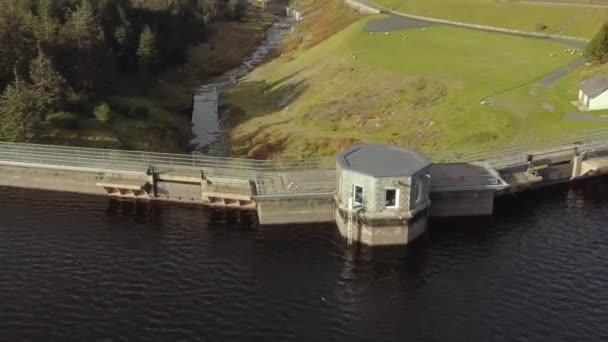 晴れた日にスペルガダムの空中ビュー 郡ダウン 北アイルランド ダムの制御塔の周りを右に飛んで貯水池の上にズームアウトして — ストック動画