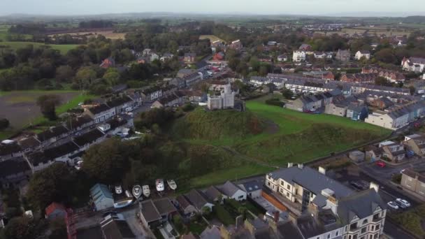 北アイルランドのダウン県 曇りの日にDonaghaee町の堀の空中ビュー 右から左へ回転ショットザ — ストック動画
