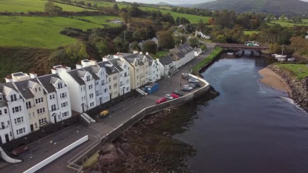 Vista Aérea Vila Cushendun Dia Ensolarado Condado Antrim Irlanda Norte — Vídeo de Stock