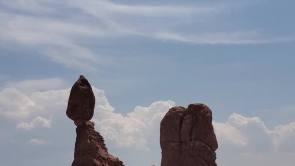 Sandstone Rock Formationer Bågar Nationalpark Utah Usa Hoodoo Och Tower — Stockvideo