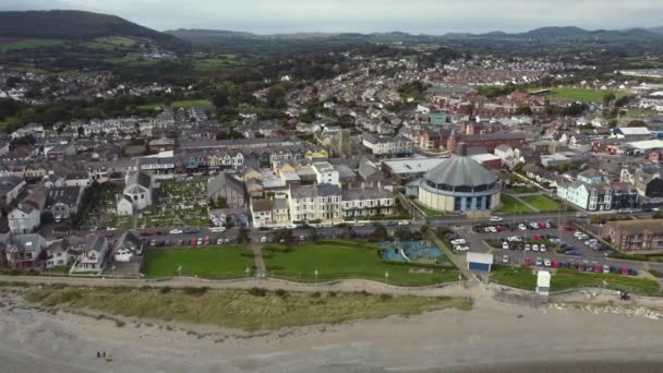 阳光普照的纽卡斯尔市的空中风景 北爱尔兰唐县 飞越海滩 从左到右追踪城镇 — 图库视频影像