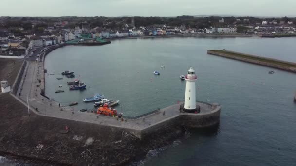 曇りの日にDonaghadee町の空中ビュー 郡ダウン 北アイルランド 左右の港の壁の灯台の周りにズームで回転 — ストック動画