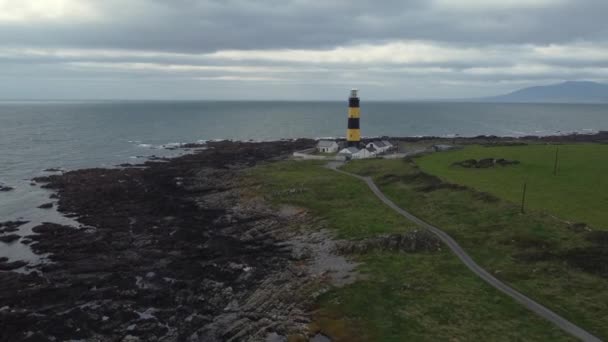 在乌云密布的日子里 从空中俯瞰圣约翰角灯塔 北爱尔兰的唐县 从右向左飞行 同时微微升高 — 图库视频影像